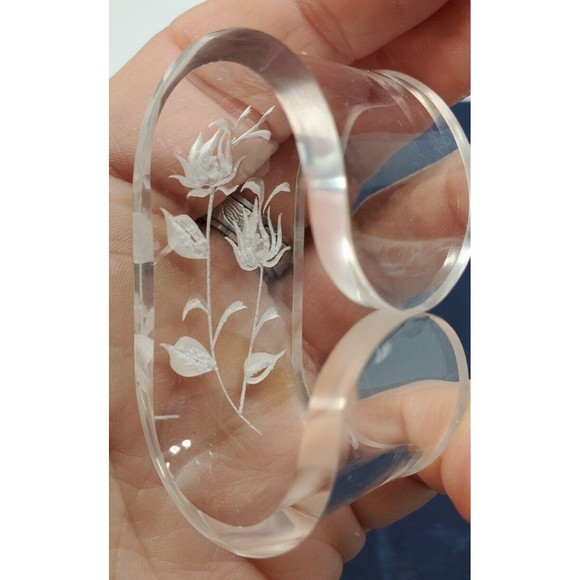 SET OF 4 MCM REVERSE CARVED CLEAR LUCITE NAPKIN RINGS FLORAL VINTAGE - Picture 5 of 5